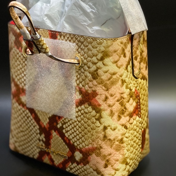 suri small python embossed crossbody bolsa